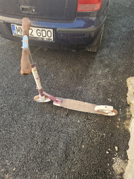 Vând trotineta pentru fetite