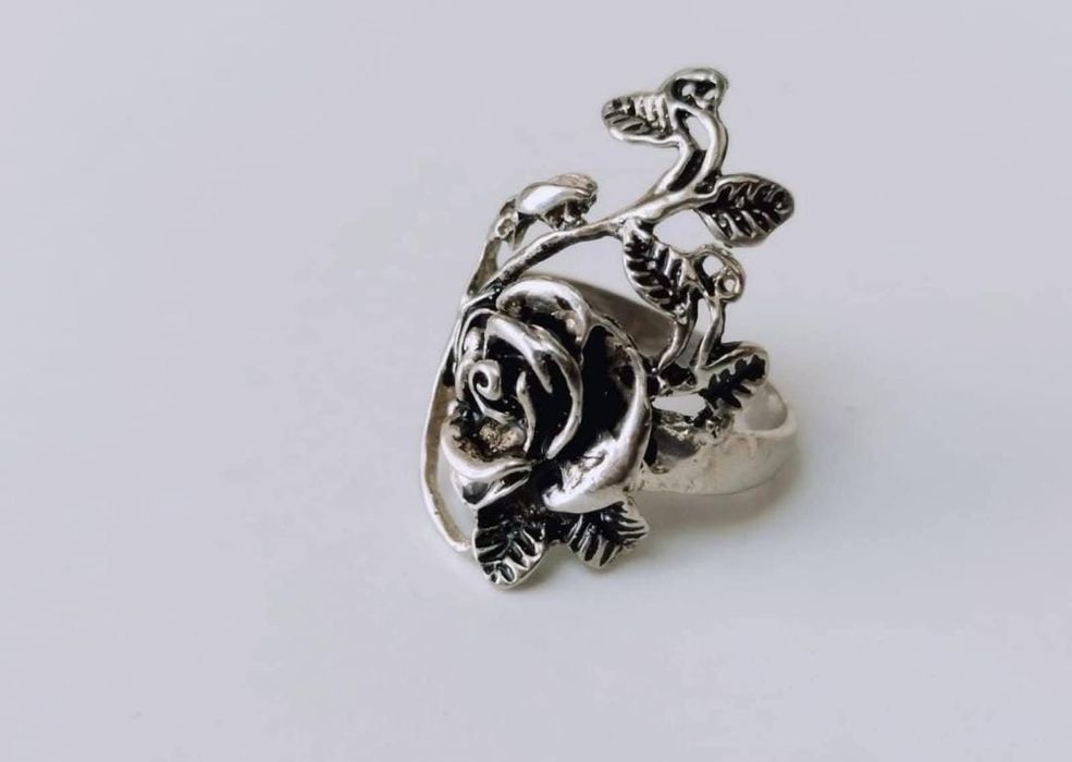 Vechi inel cu trandafir