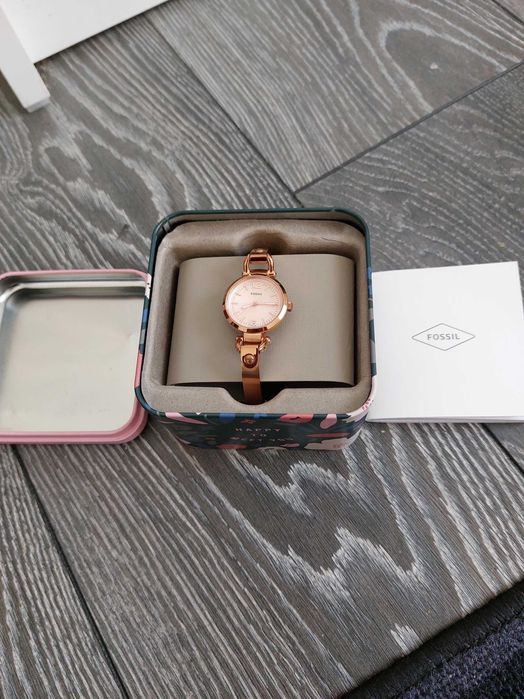 Продавам дамски часовник FOSSIL es3268