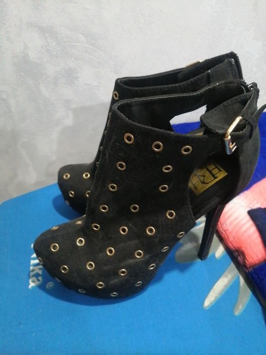 Продам женскую обувь.