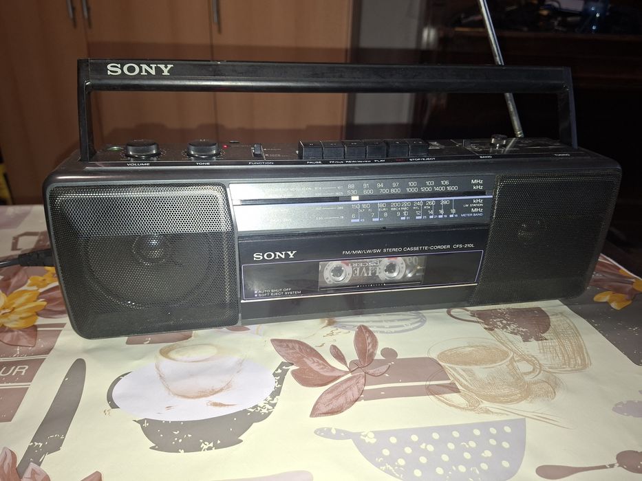 Sony CFS-210L, radiocasetofon made in France, radio 4 benzi, Antena Satelor, perfect funcțional