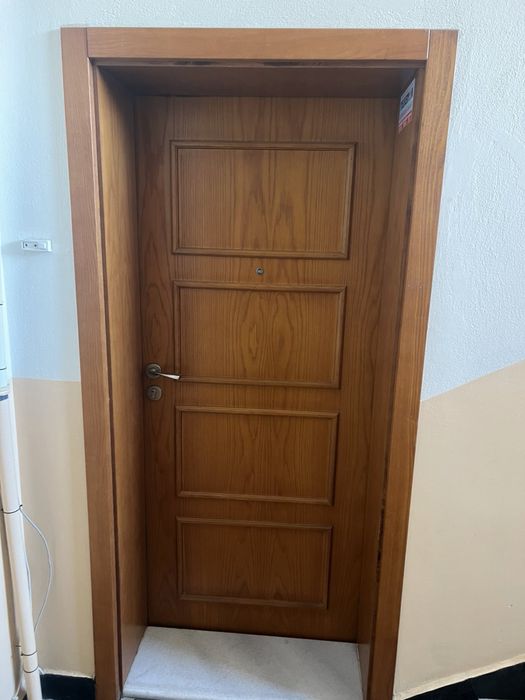 Дървена врата с мраморен праг