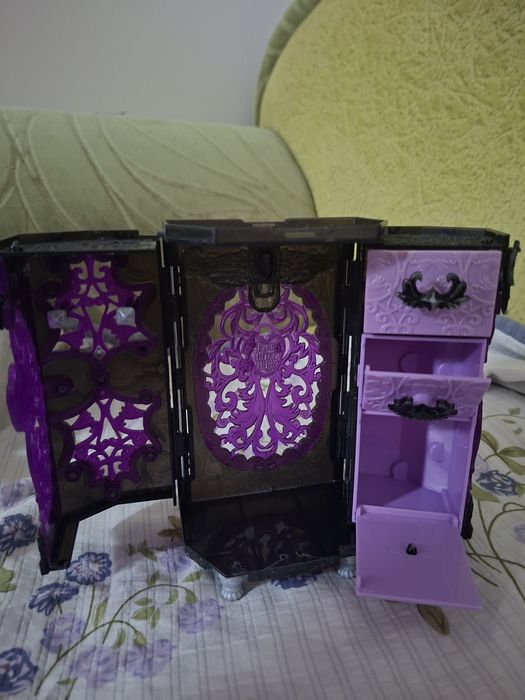 Шкатулка Рэйвен Квин, Эвер автор хай