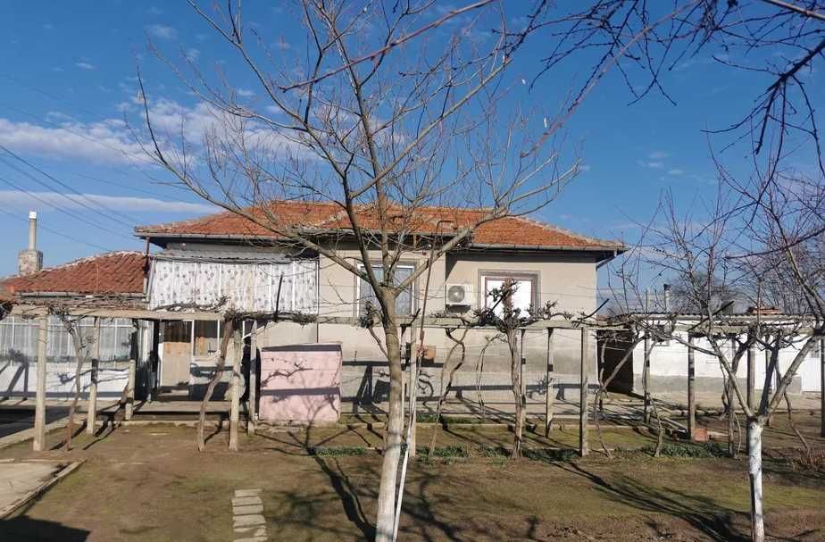 Голям Чардак-обитаема къща с 1дка двор