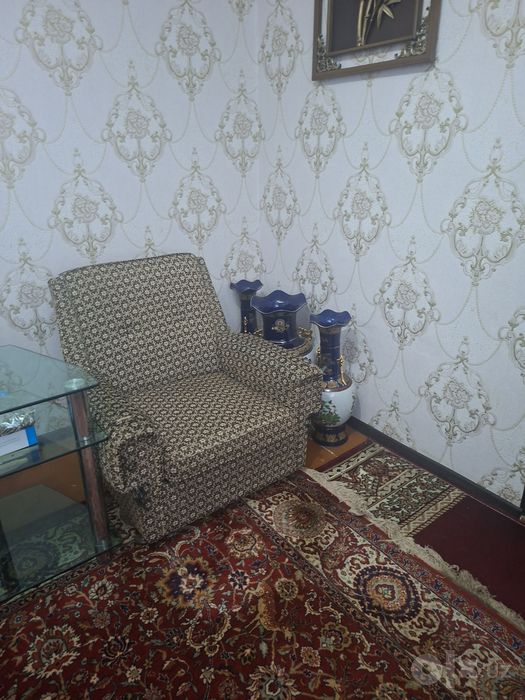 Мебел для дома. Деван  кресло  журнальные стол и вазы