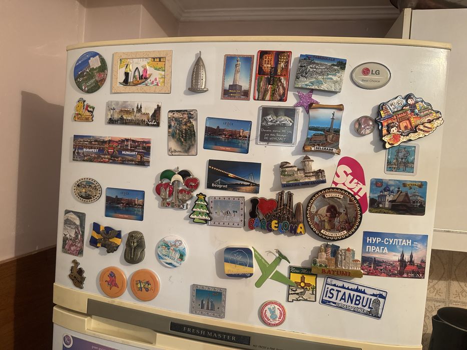 Холодильник LG стоит в офисе в отличном состоянии