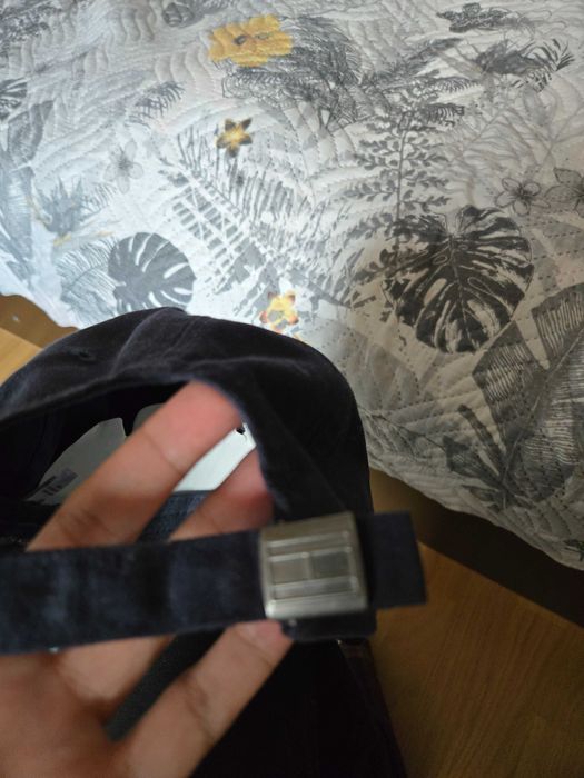 Tommy hilfiger hat чисто нова шапка