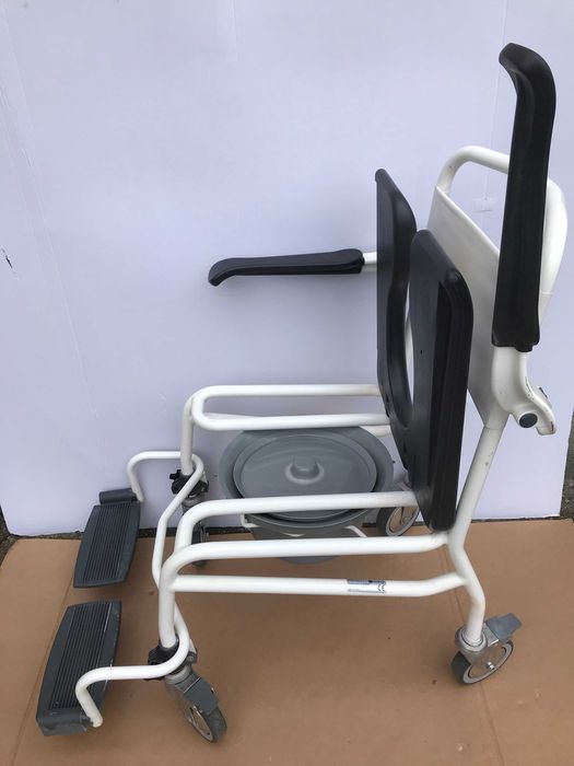 Scaun WC cu roti blocabile