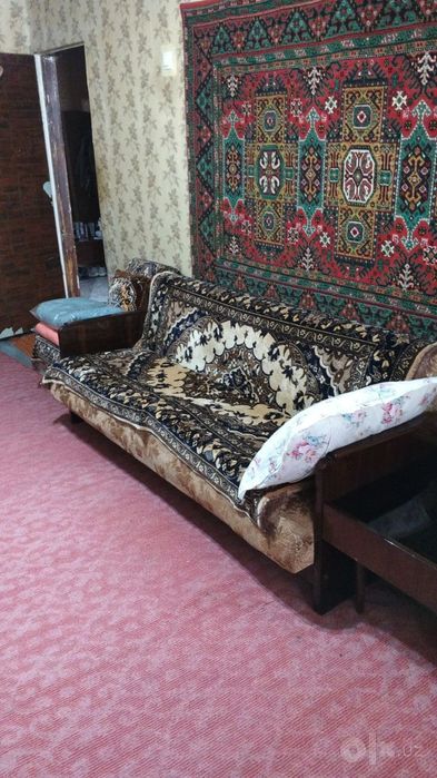 Диван креслолары менен.