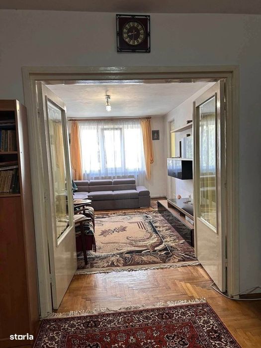 De vanzare aparament 3 camere si balcon, mobilat, etaj 1, boxa 59000e