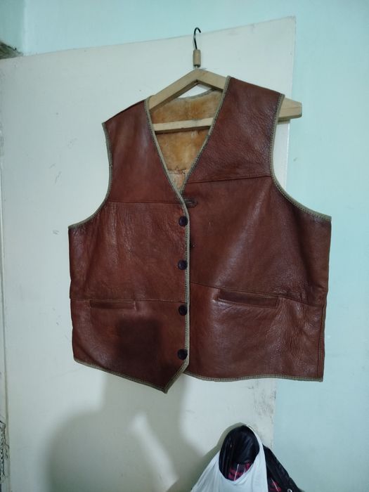 Продам кожаные безрукавки.