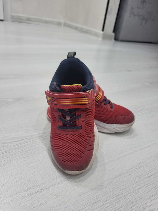 Детские кроссовки