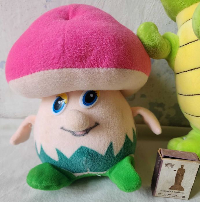 Игрушки - динозаврик, гриб, Суперкрошка и Царевна-лягушка,по 20000 сум