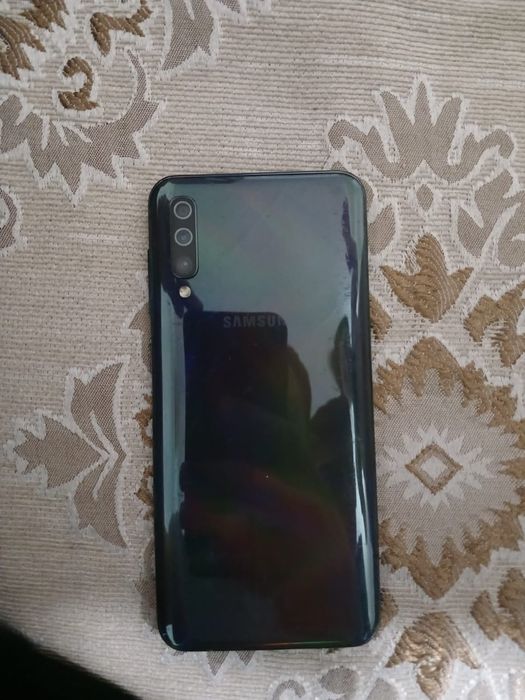 Самсунг а50    .