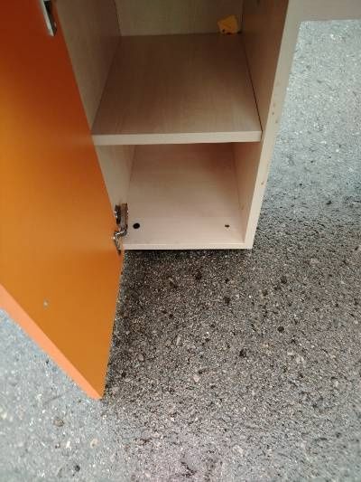 Ученическо бюро с едно чекмедже и шкаф.