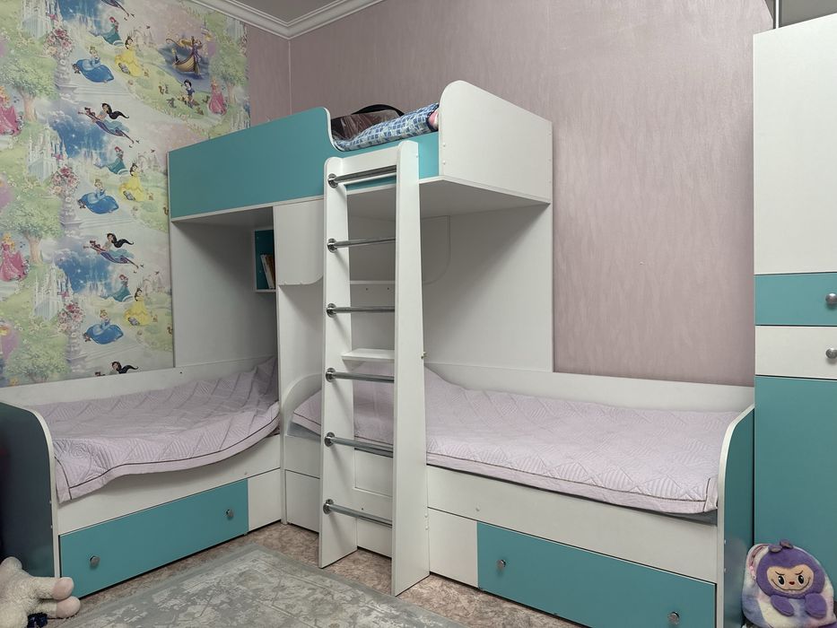 трехъярусная детская кровать
