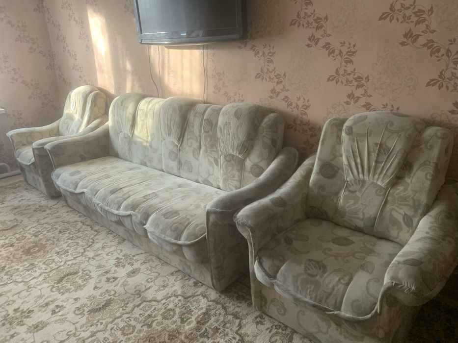 Б/у диван с креслами