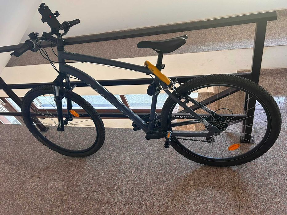 Vând Rockrider EXPL 50, mărimea L, roți 29”. Folosită doar 3 luni, stare impecabilă, fără zgârieturi sau defecte. Preț negociabil.