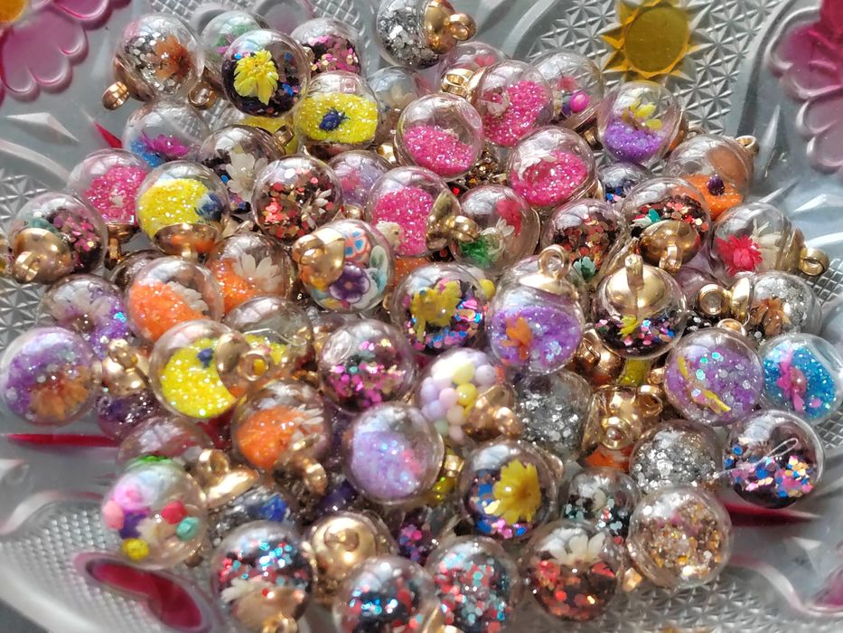 Стъклени топчета с пълнеж за бижута