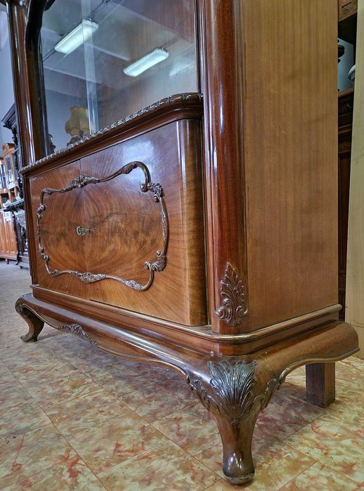 Антикварен витринен шкаф от масивен орех в стил "ЛУИ XV"