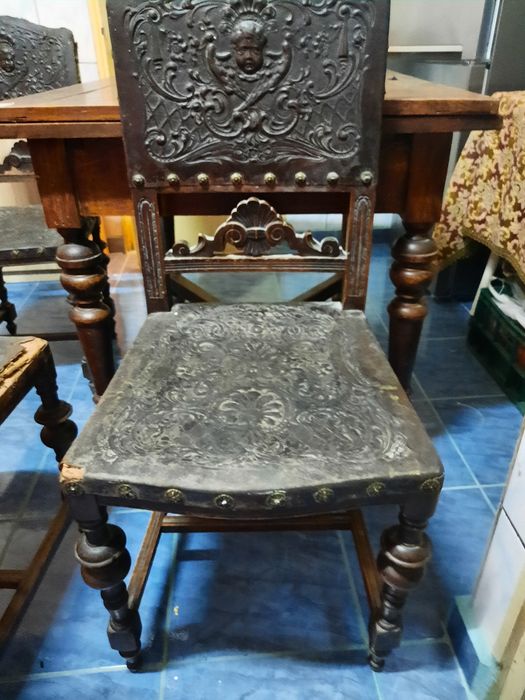 Masa veche cu scaune