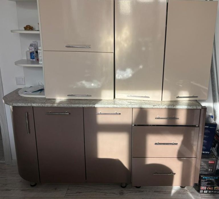 Кухонный гарнитур,б/у,длина 2.7м,