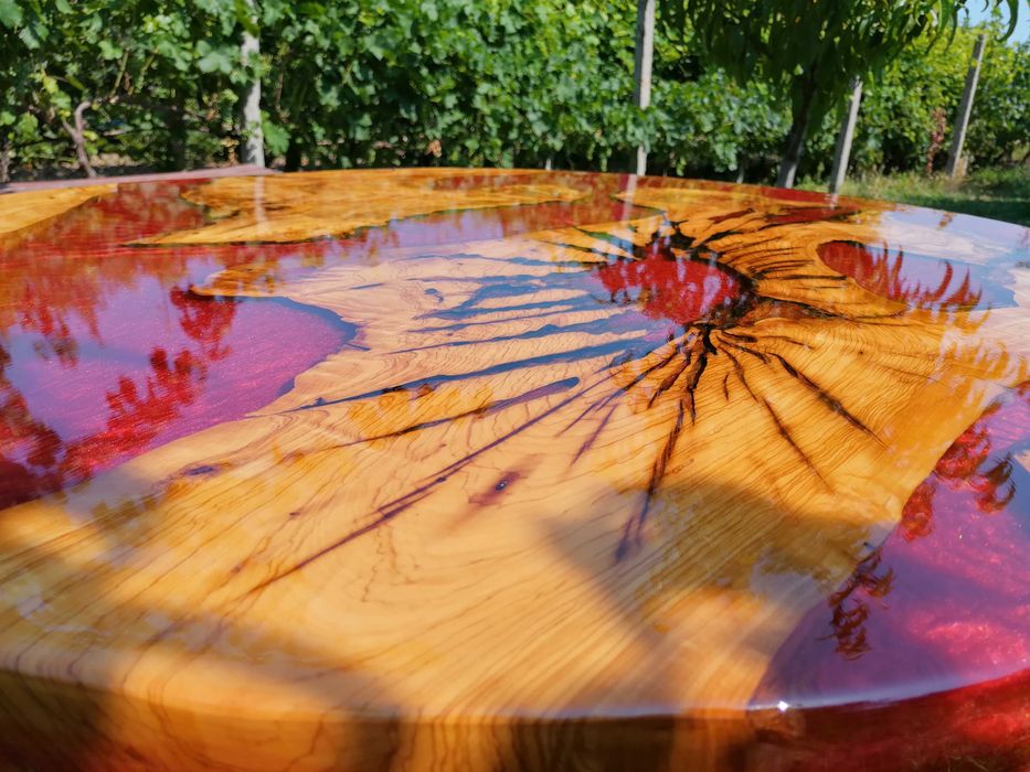 Маса с епоксидна смола и маслина