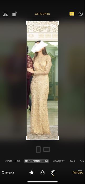 Золотистое платье-рыбка в пайетках