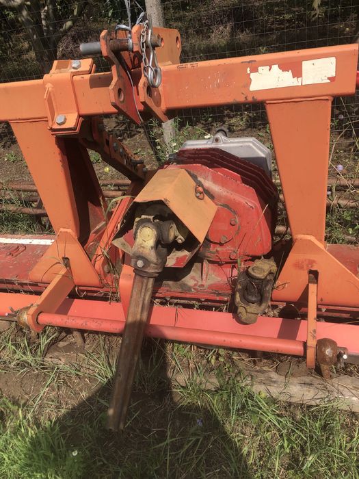 Vand plug,freza,semanatoare paioase si porumb!!!