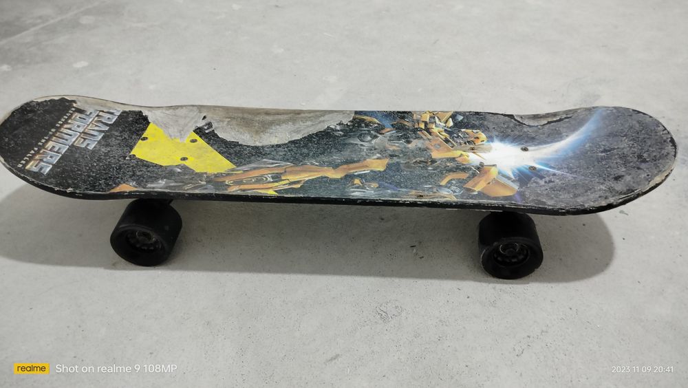 Продаю скейтборд нормальный ездит всё хорошо чуть-чуть по царапинка