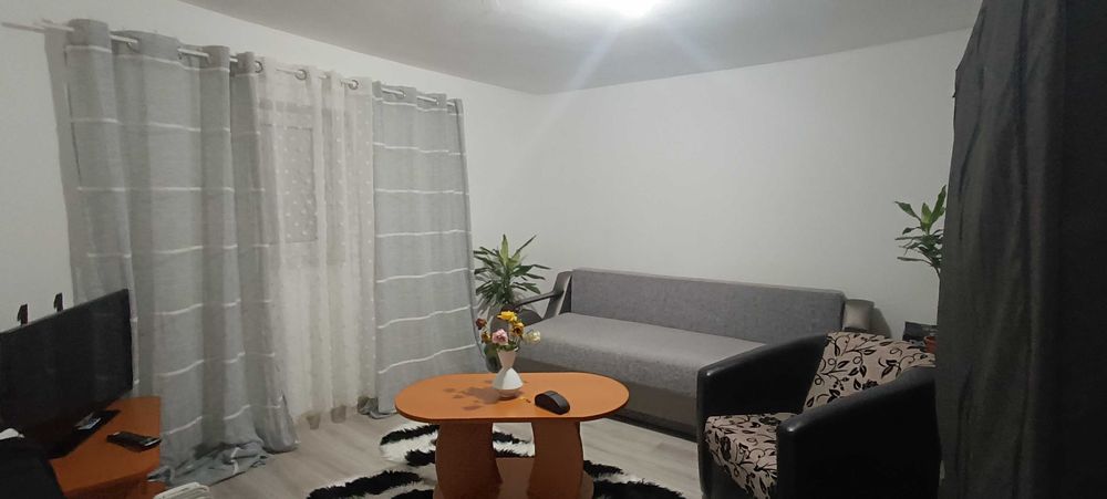 Casa Smeura (lângă Pitești, situat la 1 km de sensul giratoriu din Trivale)