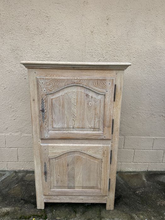 Голям шкаф от масивен дъб изцяло от дърво