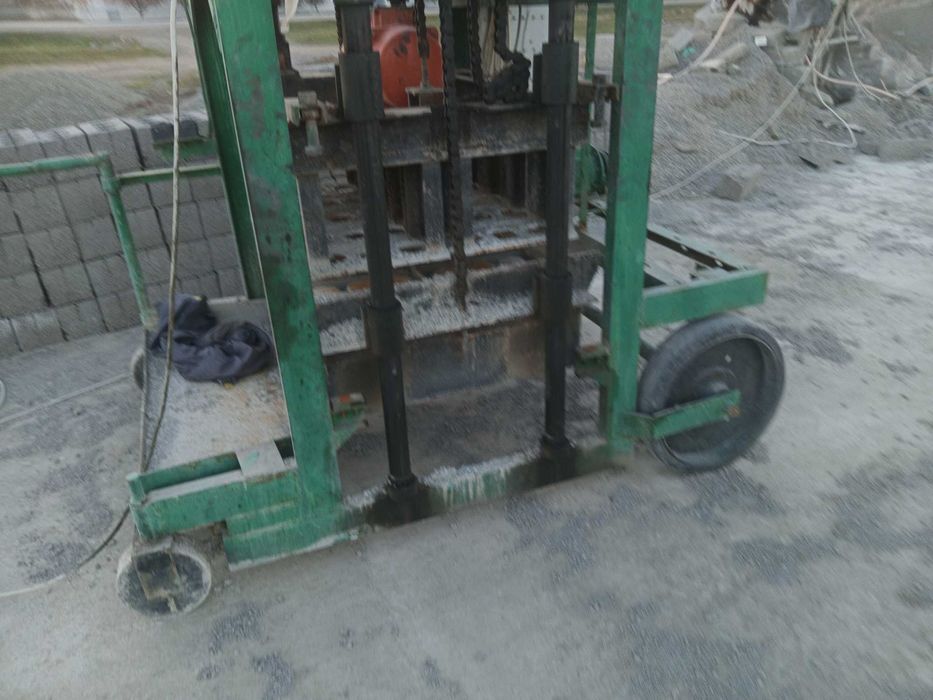 Шлакабдок аппарат .Бир куйишда 10 гишт чикаради.