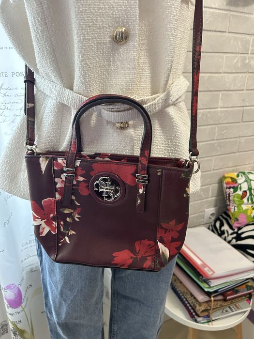 Guess чанта нова