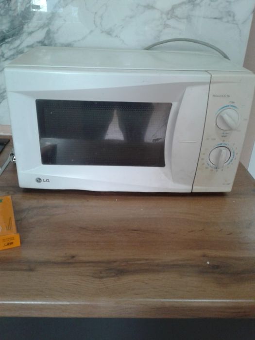 Продам стол и шкаф