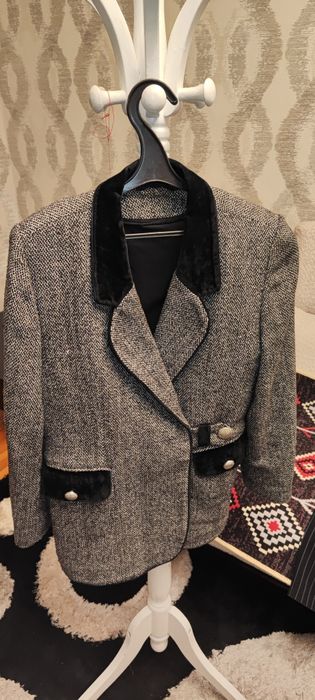 Женские классические костюмы 46-48