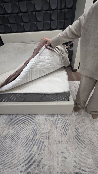 Кровать с матрасом 180х200