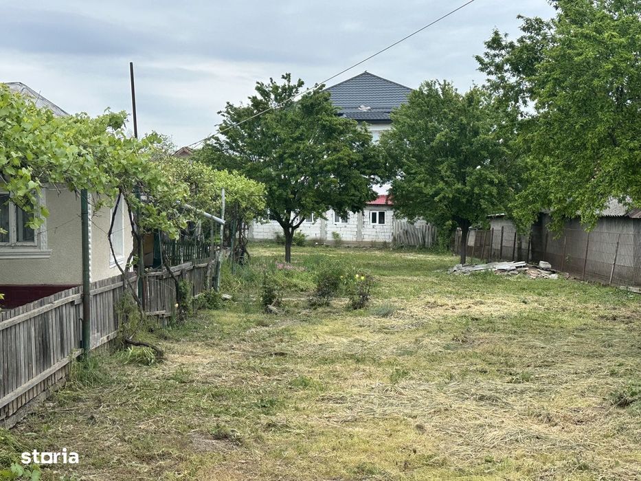 Casă bătrânească de vânzare și teren cu utilități