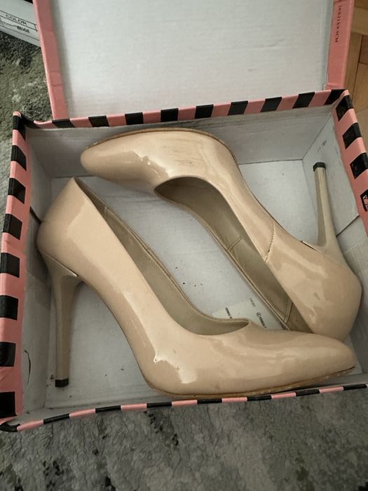 Телесен цвят(нюд) обувки Мегияс 38 номер