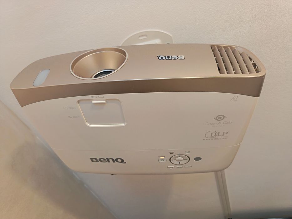 Videoproiector home-cinema BenQ W2000 și ecran de proiecție electric, impecabil.
