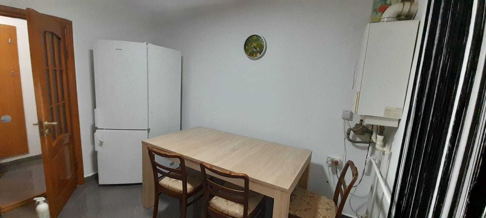 Inchiriez apartament 2 camere.