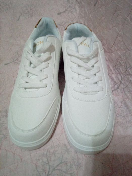 Женские кроссовки