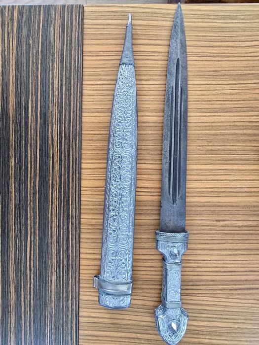 Колекция от стари саби щикове и ножове.