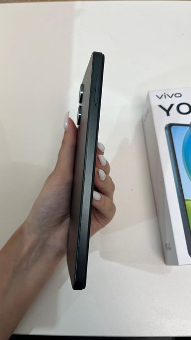 Телефон  vivo жаңа куйінде тұр.