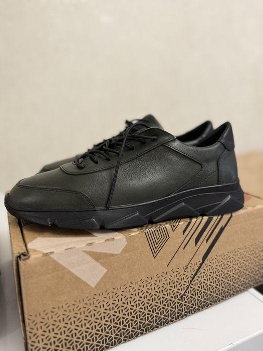 Продам мужские кожаные кроссовки.