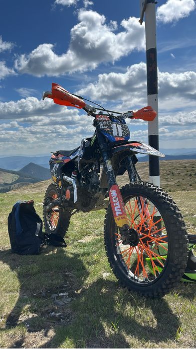 Vând cross 125cc 4t 30h de funcționare. Nu necesită nici o investiție tehnică cât și estetică