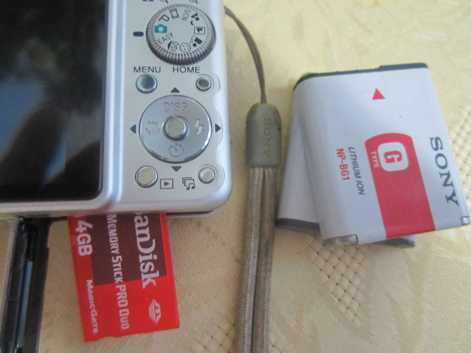 Aparat de fotografiat Sony  cu incarcator ,4 baterii ,card 4 gb