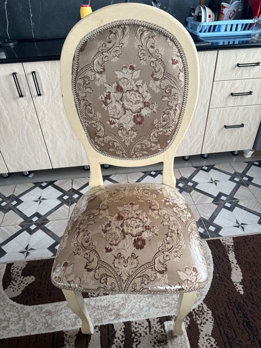 Стол со стульями