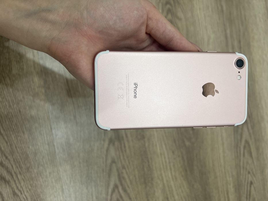 Продам Айфон 7 розового цвета