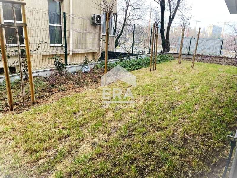 Тристаен апартамент със собствен двор в нова сграда с АКТ 16 до мол "С